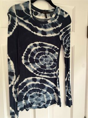 BCBGMaxAzria Navy and White Spiral Tie-Dye Long Sleeve Top